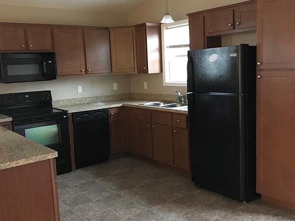 3rd image of 352 Oxford Cir