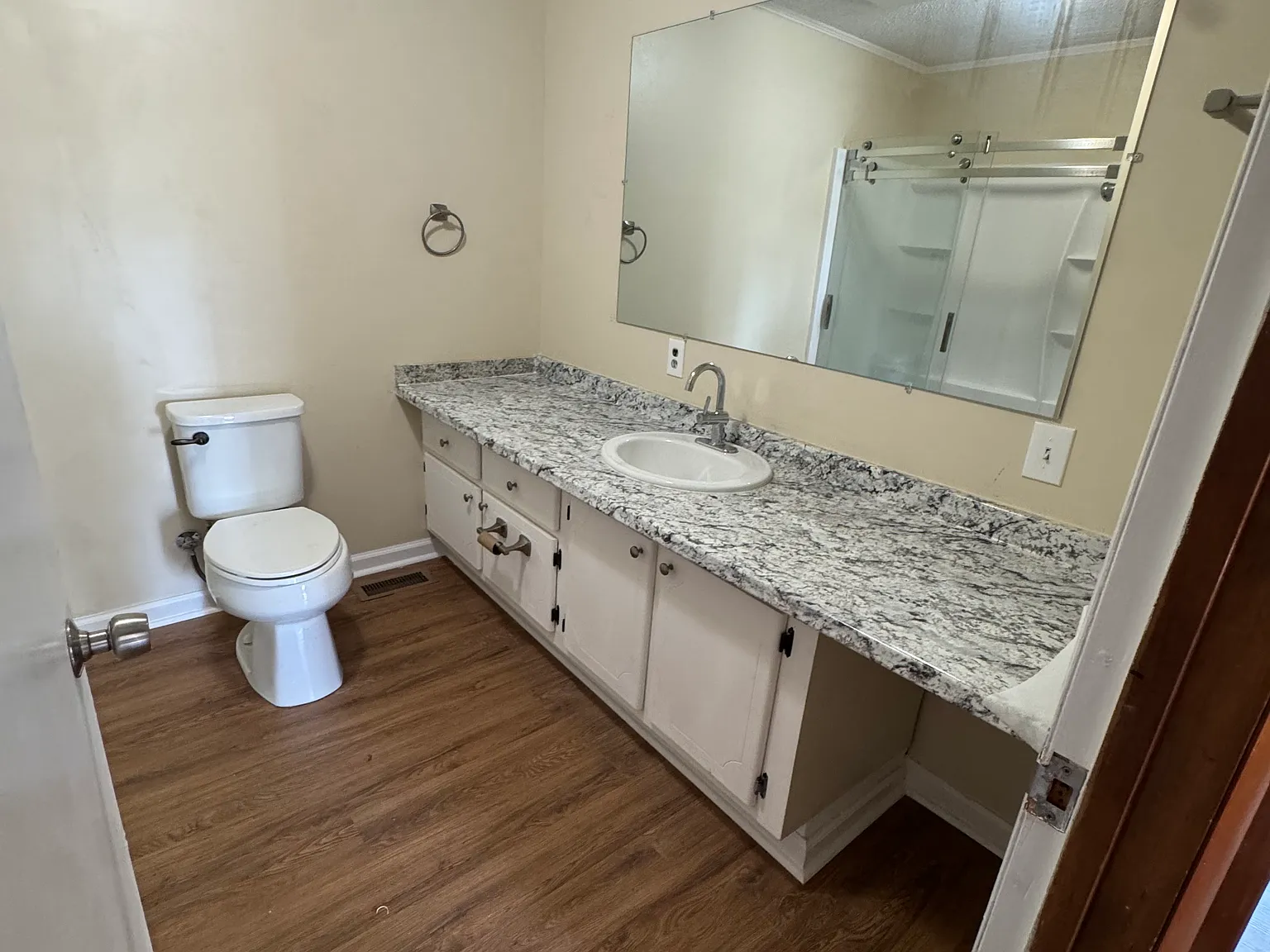 4 bed, 2.5 bath, 2495 sqft, $2,200 — Photo 3
