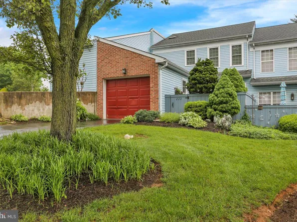 222 Winding Hill Dr, Lancaster, PA 17601