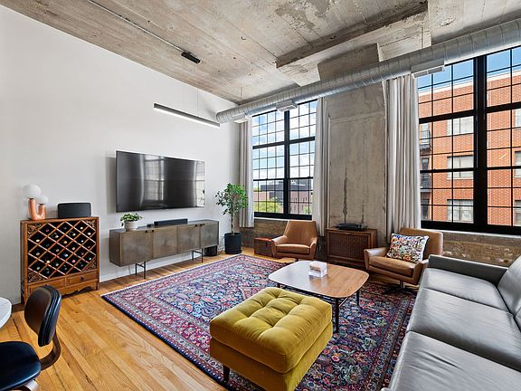 2nd image of 17 N Loomis St APT 4D