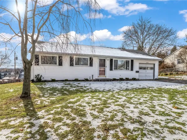 17 Overlook Dr, Hilton, NY 14468