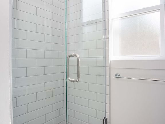 5th image of 3338 N Wolcott Ave #1