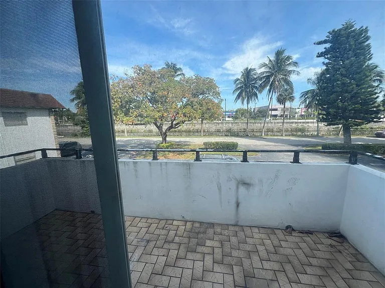 230 SW 1st St #G-8 — Photo 12