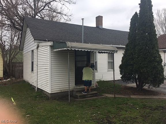 3rd image of 6819-6821 Gertrude Ave