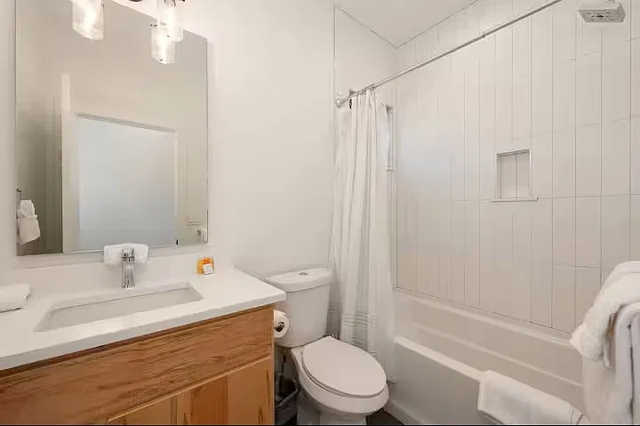 4 bed, 3.5 bath, 2109 sqft, $8,000 — Photo 2