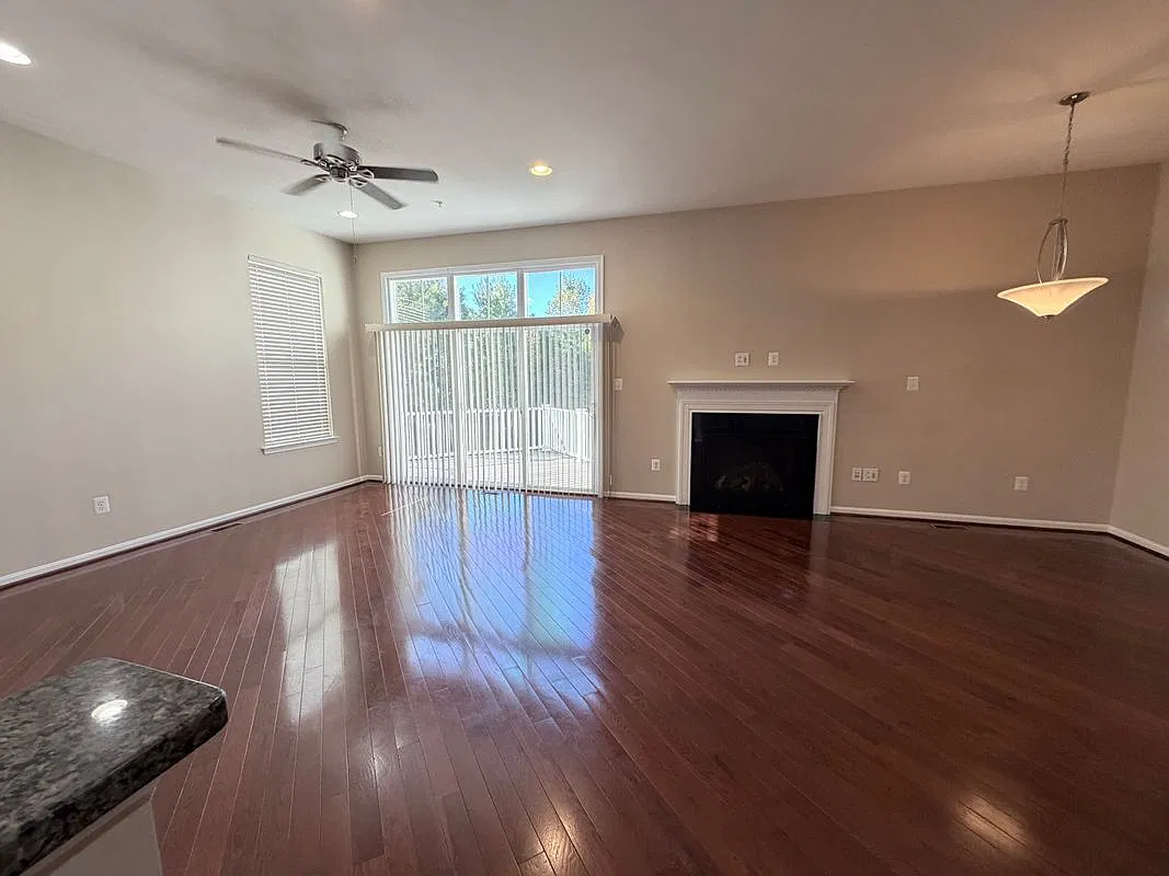 3 bed, 3.5 bath, 2082 sqft, $3,400 — Photo 3
