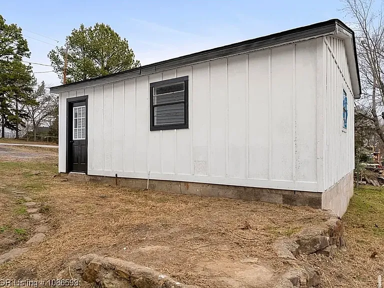 211 W Houston St — Photo 23