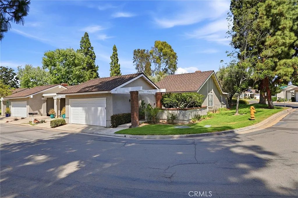 3 bed, 1427 sqft, $3,900 — Photo 1