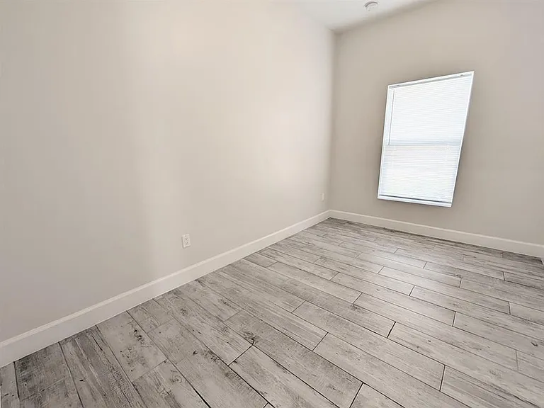 1562 W 26th Ct — Photo 9
