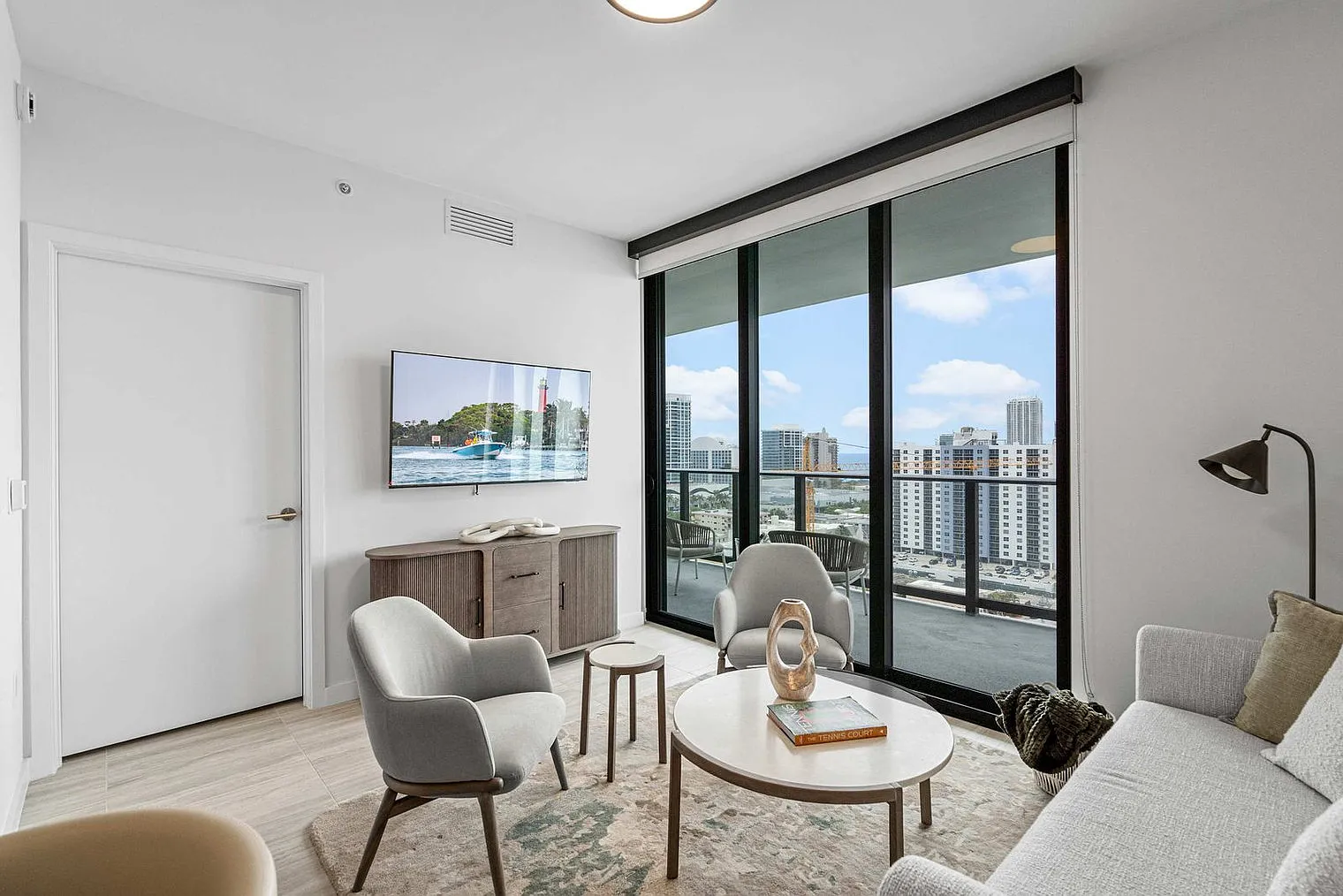 1 bed, 1.0 bath, 818 sqft, $3,994 — Photo 3