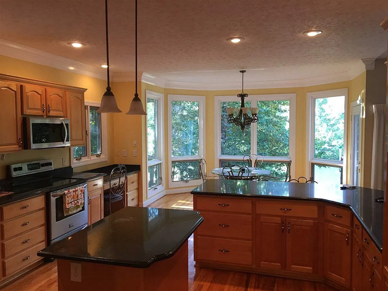 4 bed, 3.5 bath, 3900 sqft, $4,000 — Photo 2