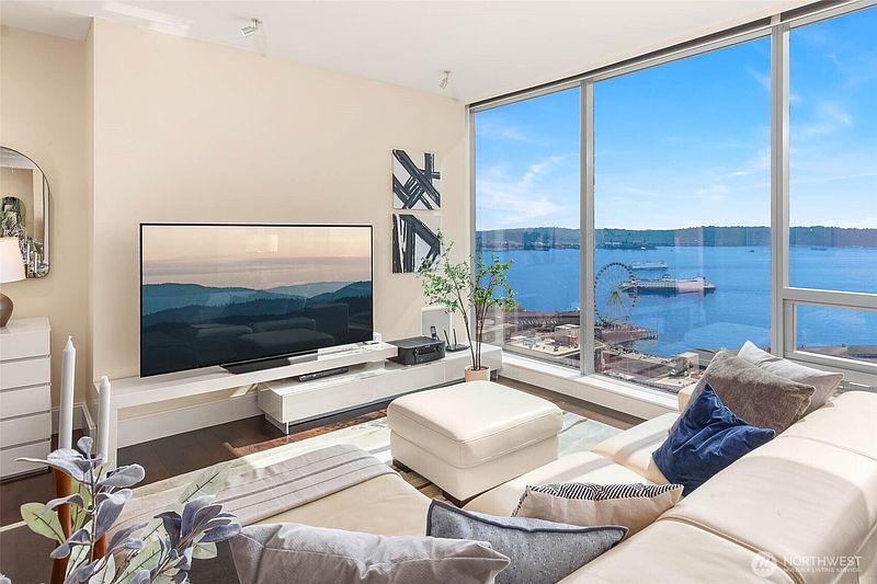5th image of 1521 2nd Avenue #1404