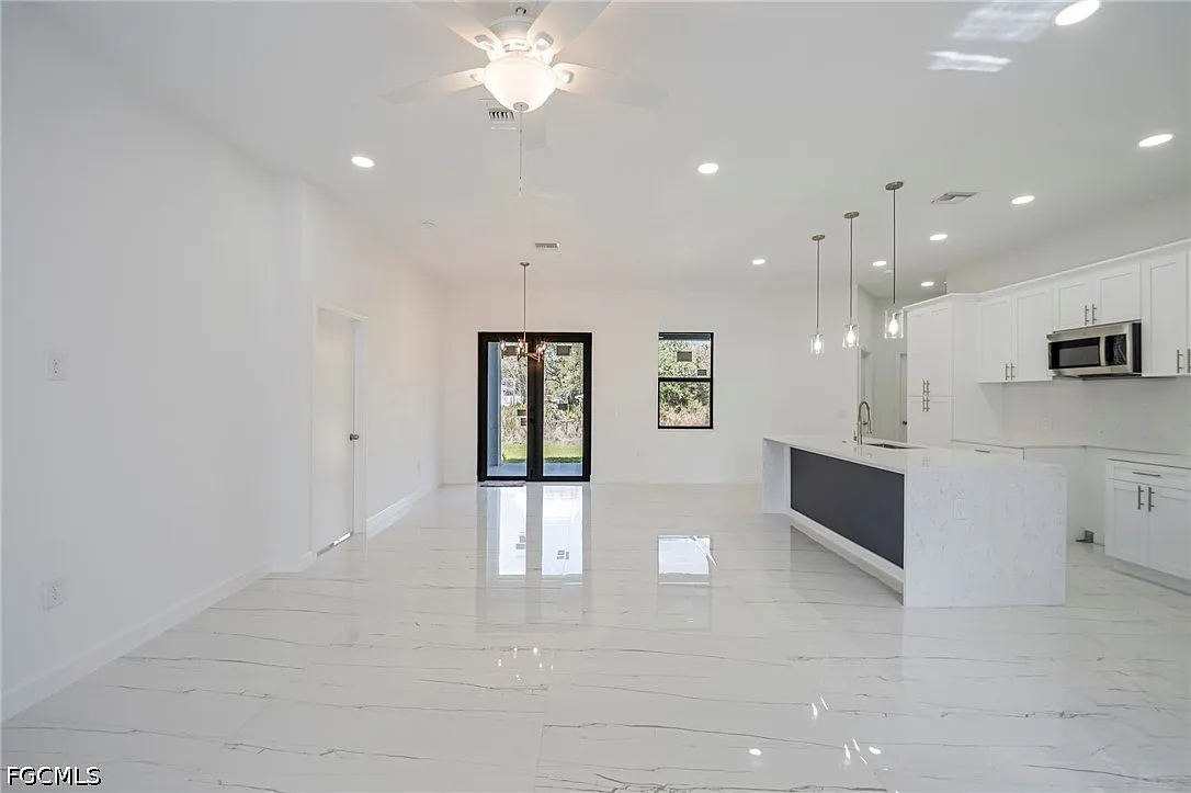 3 bed, 2.0 bath, 1661 sqft, $1,950 — Photo 3