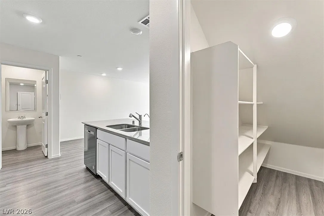 3 bed, 2.5 bath, 1295 sqft, $2,000 — Photo 4