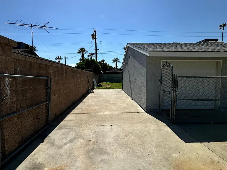 4136 Mescale Rd — Photo 3