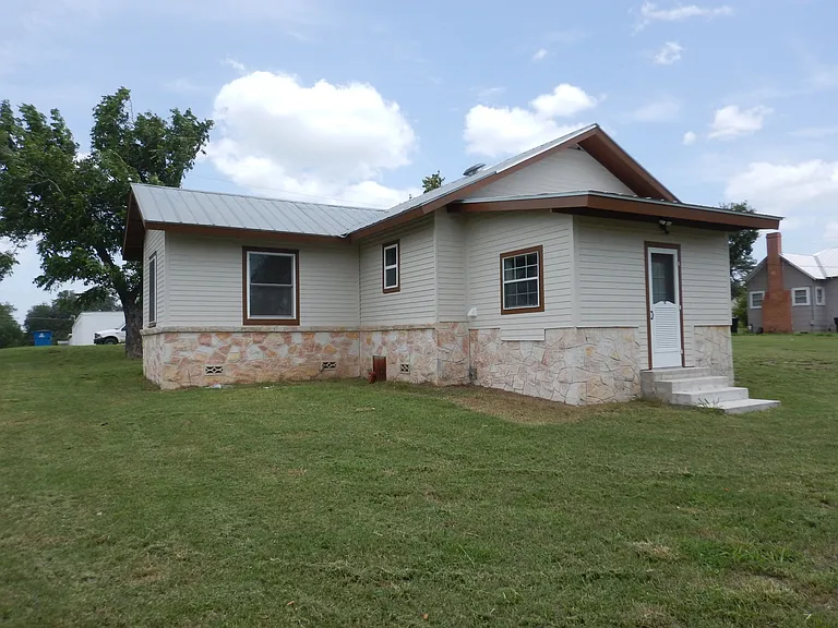 412 Bowman Ave — Photo 24