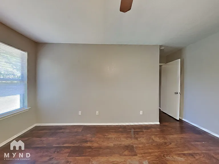 327 W Little Creek Rd — Photo 6