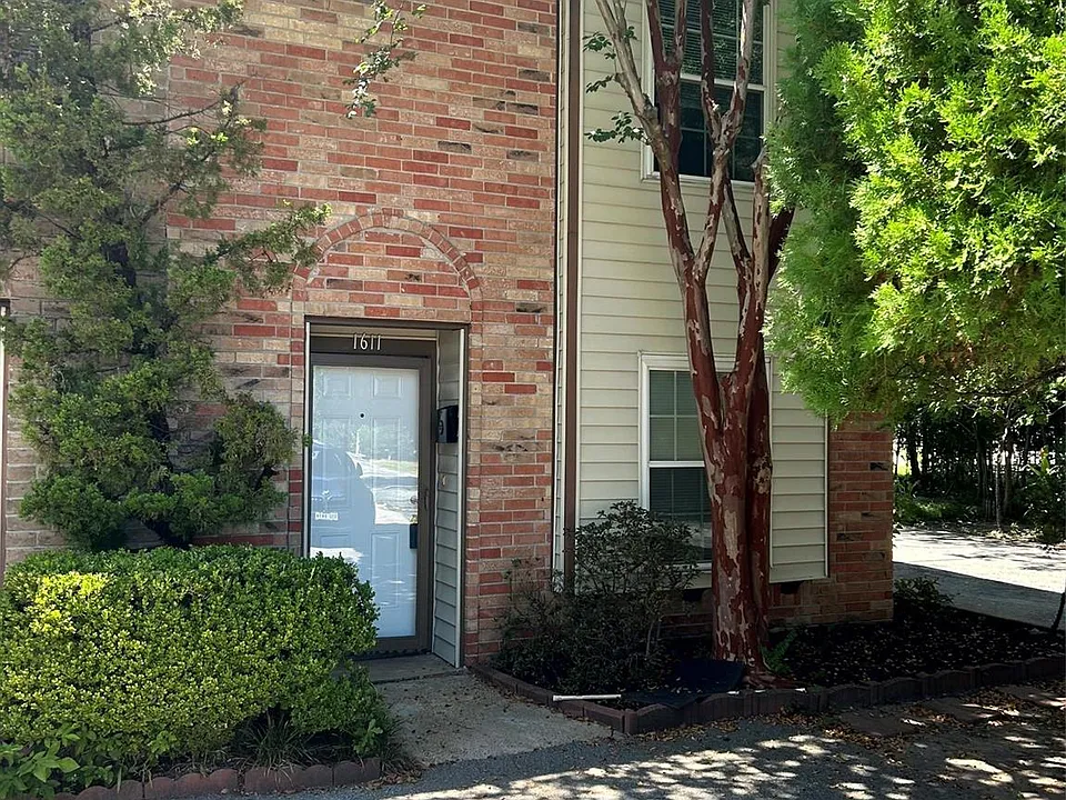 1611 Mapleton Dr