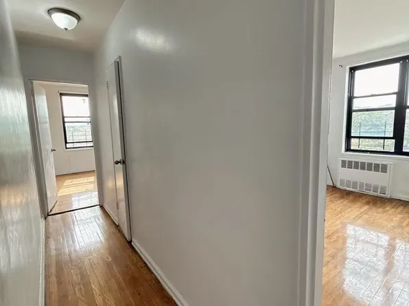 140-15 Holly Avenue image 4 of 6