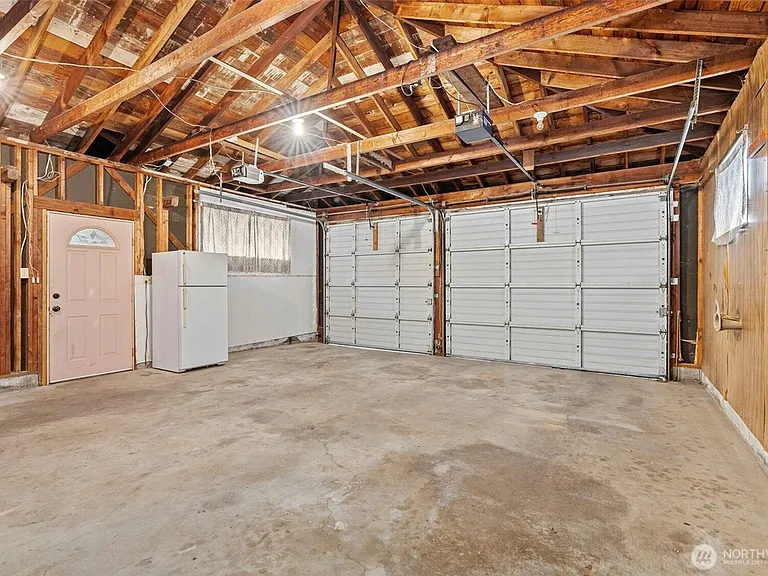 501 N Oak St — Photo 15