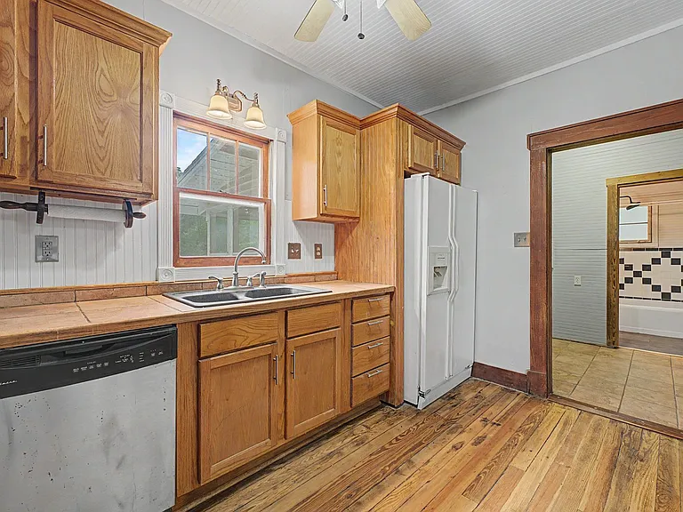 810 King Ave — Photo 14