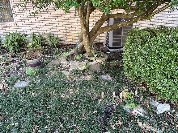 4th image of 2000 Woodland Dr
