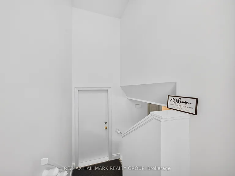 44 Centrepointe Dr — Photo 7