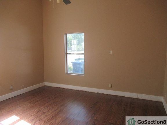 3rd image of 715 Dakota St