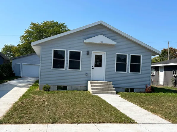 1007 Blaine St, Marinette, WI 54143