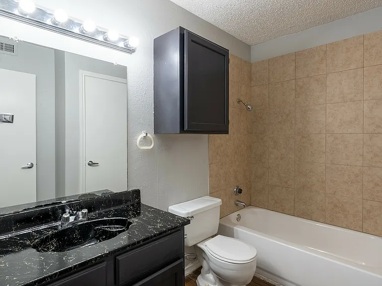 La Prada Place Apartments — Photo 14