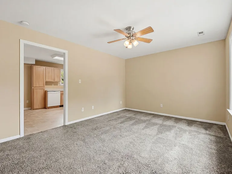 1575 Petty St SE — Photo 3