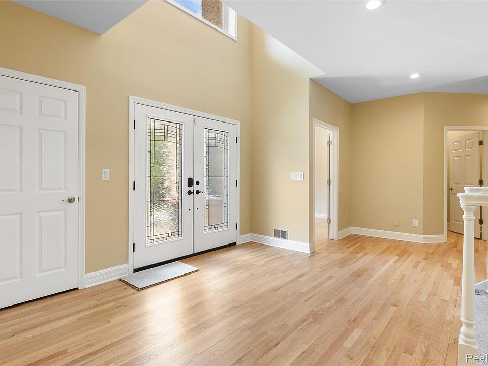 5593 Warrenshire Dr, photo 2