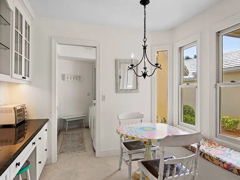 560 N Monterey Dr — Photo 13