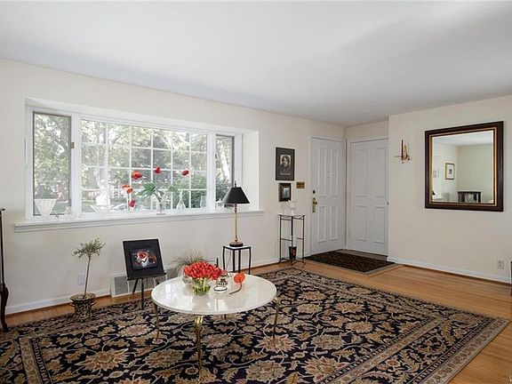 3rd image of 103 Parkwood Dr
