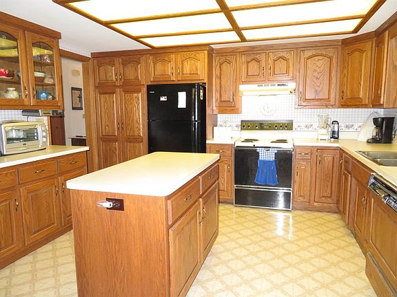 3rd image of 1413 Winsted Dr