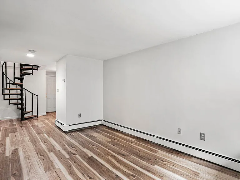 190 W 7th St #1 — Photo 17