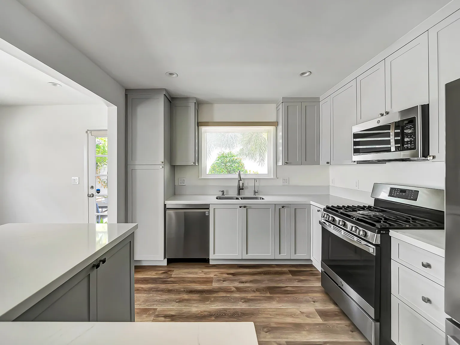 1 bed, 700 sqft, $2,200 — Photo 2