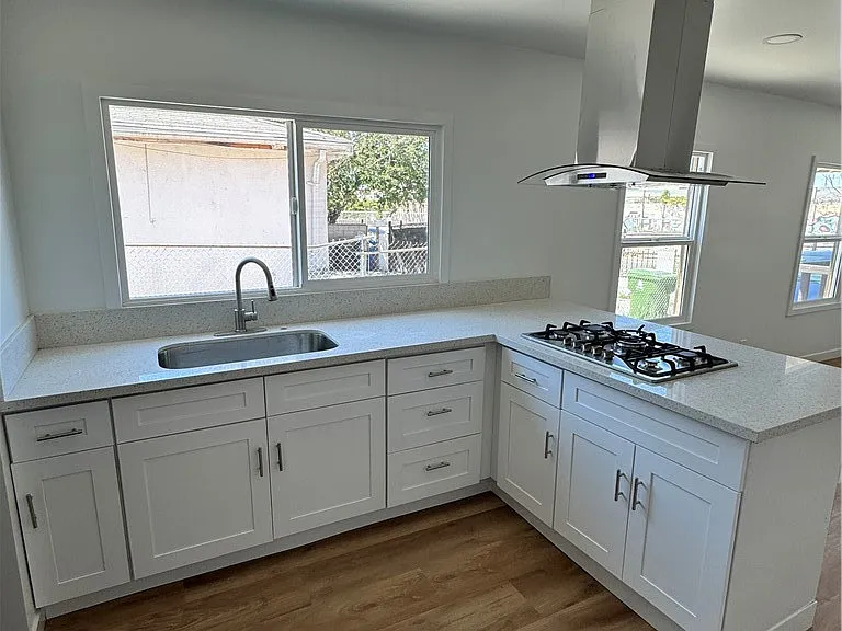 924 E Lanzit Ave — Photo 2