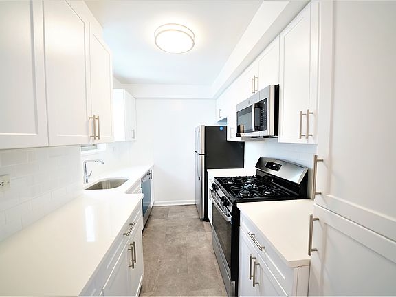 4th image of 160 E 84th St APT 6C