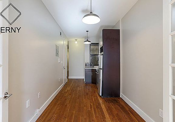 2nd image of 1355 Putnam Ave APT 1L