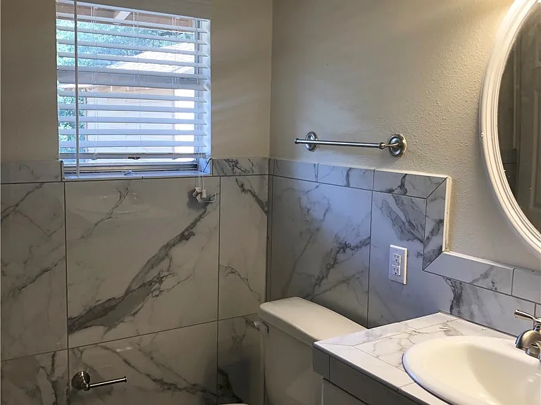 1002 Hazelton St — Photo 12