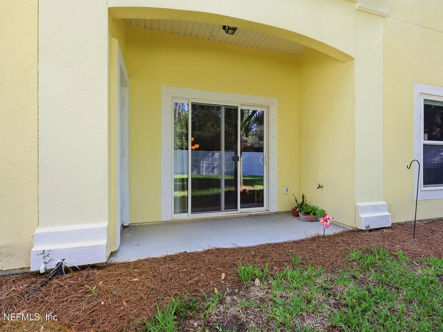 3 bed, 2.0 bath, 1354 sqft, $2,200 — Photo 3