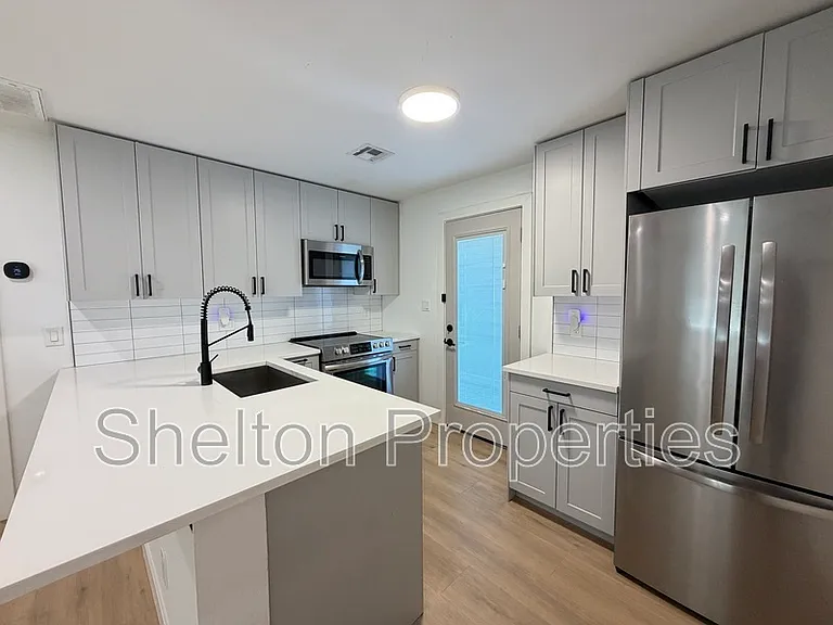 614 N 10th Ave #D — Photo 3