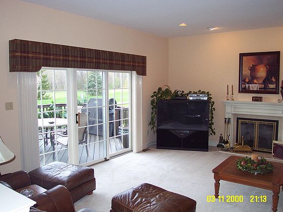 Family room w/fireplace