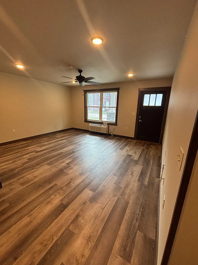 Walters Flats — Photo 4