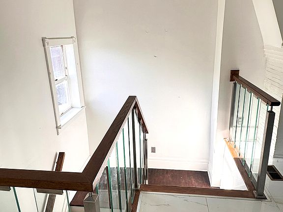 2nd image of 18 E Oakwood Pl Floor 2