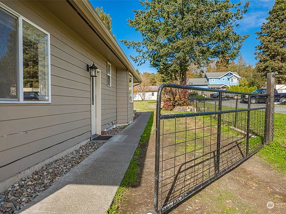 3rd image of 3006 Birchwood Avenue
