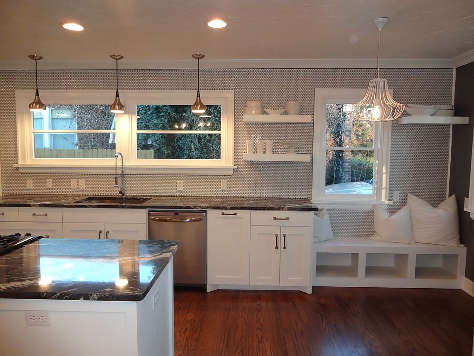 Kitchen & breakfast nook
