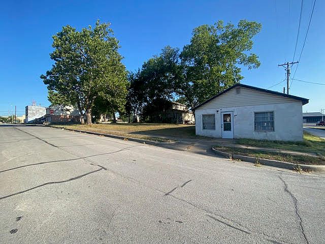 1st image of 305 E 8th Street