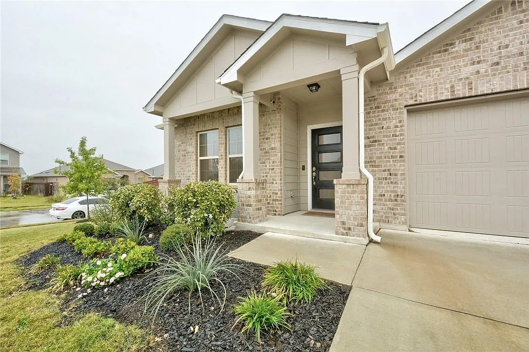 4 bed, 2.0 bath, 1926 sqft, $2,100 — Photo 1